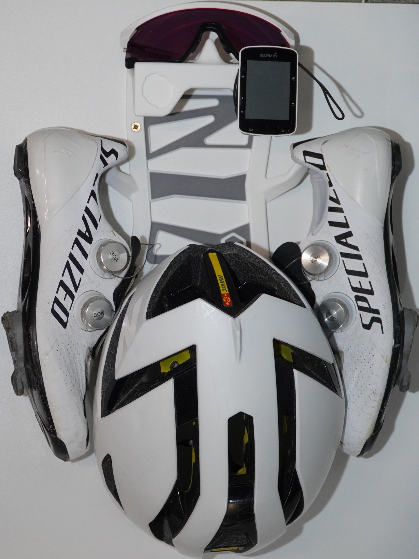 Support pour équipement de vélo (casque, lunettes, chaussures et GPS). 