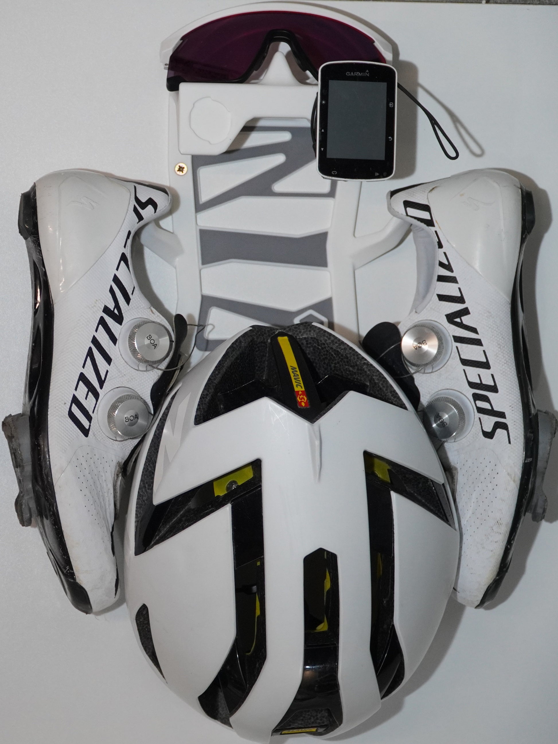 Support pour équipement de vélo (casque, lunettes, chaussures et GPS). 