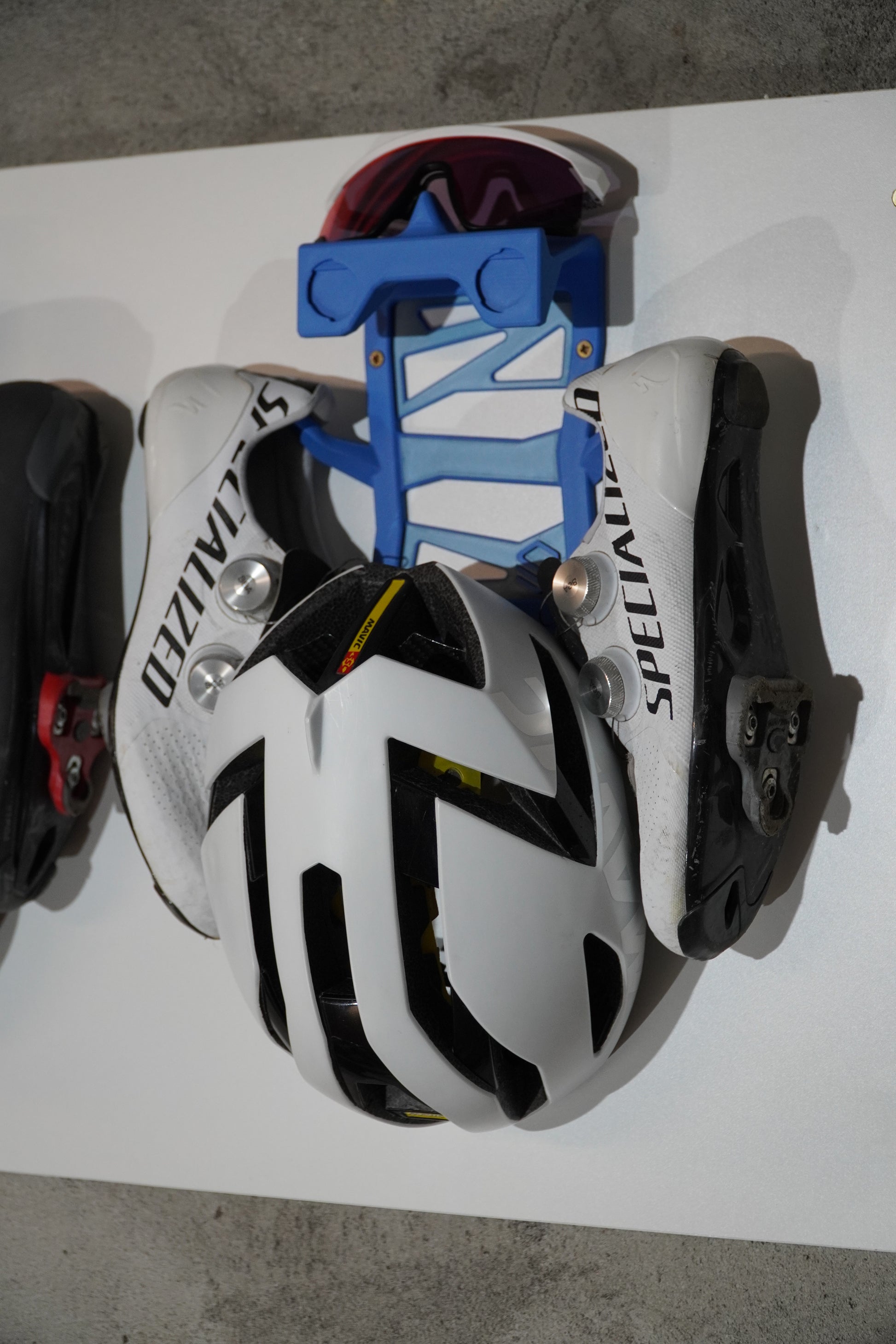 Support pour équipement de vélo (casque, lunettes, chaussures et GPS).