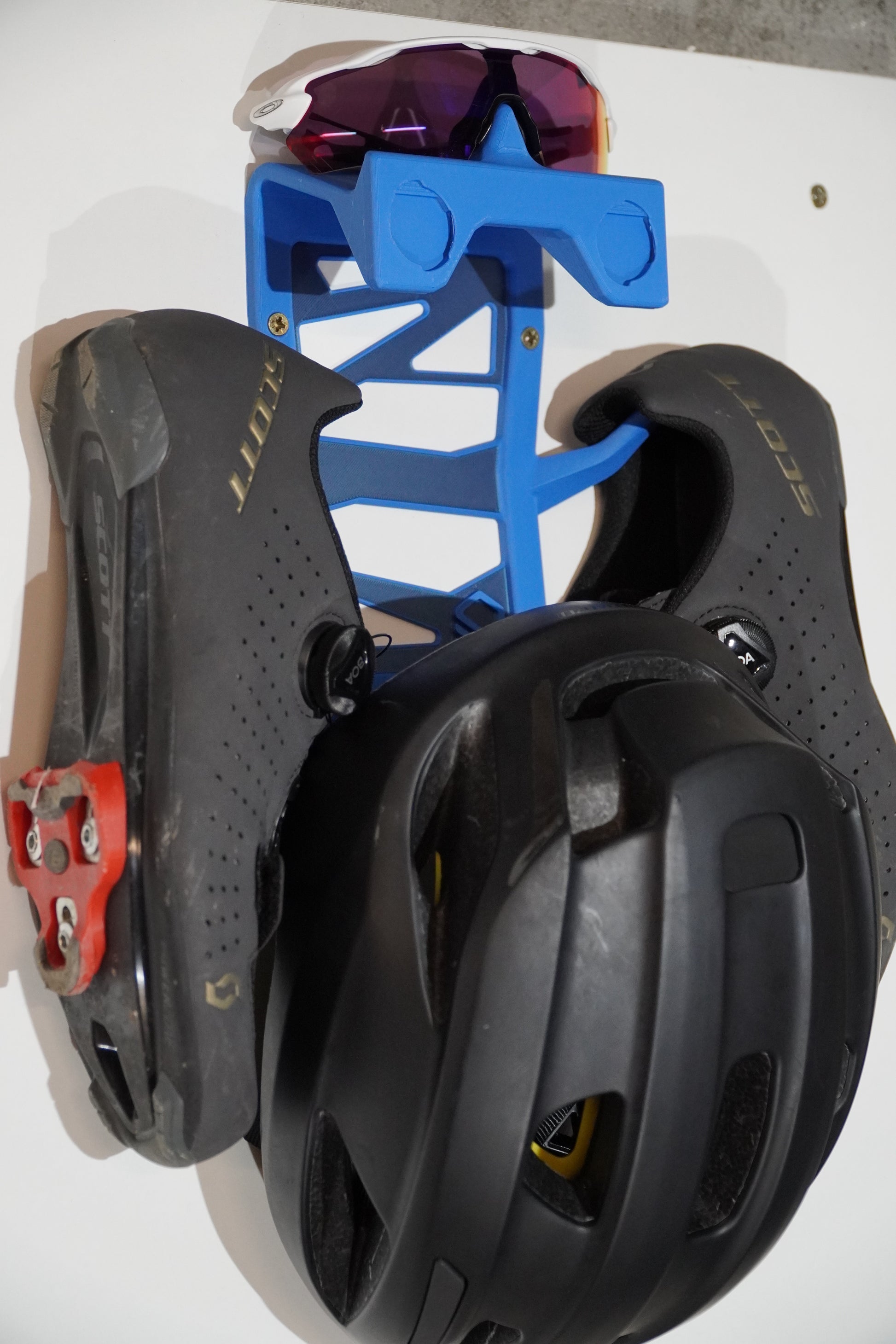 Support pour équipement de vélo (casque, lunettes, chaussures et GPS).