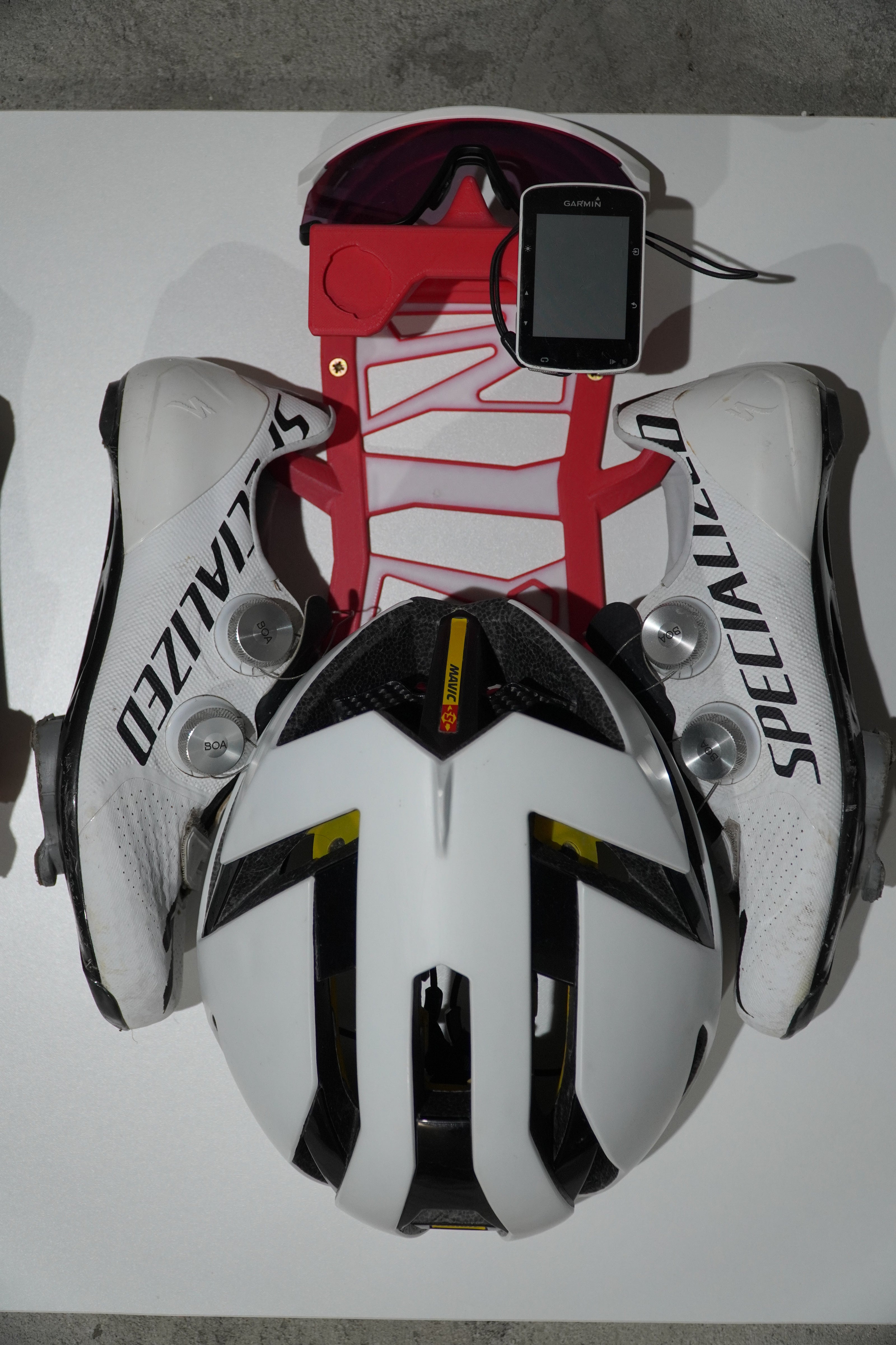 Support pour équipement de vélo (casque, lunettes, chaussures et GPS).