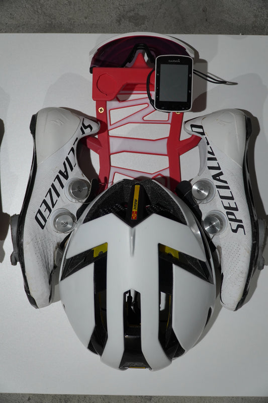 Support pour équipement de vélo (casque, lunettes, chaussures et GPS).