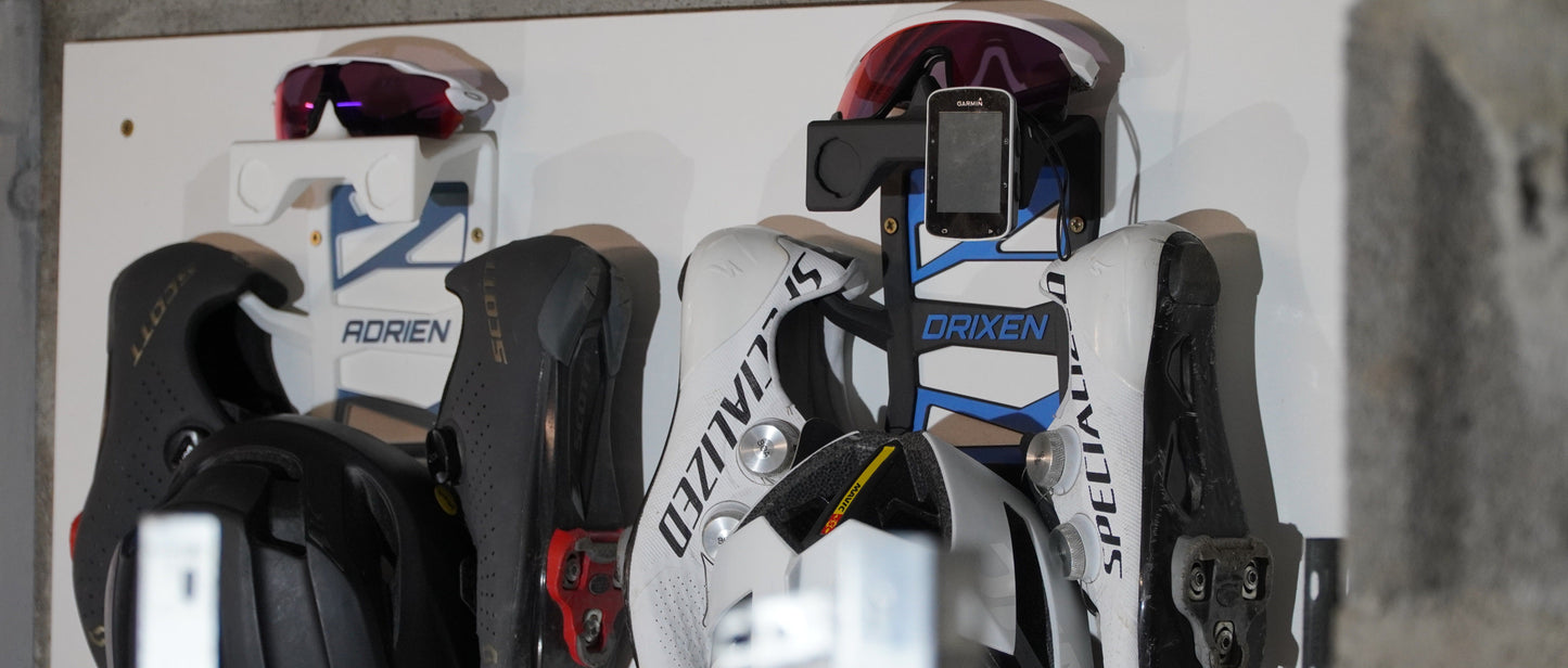 Support pour équipement de vélo (casque, lunettes, chaussures et GPS). Personnalisez la couleur principale, la couleur secondaire et ajoutez le texte de votre choix.