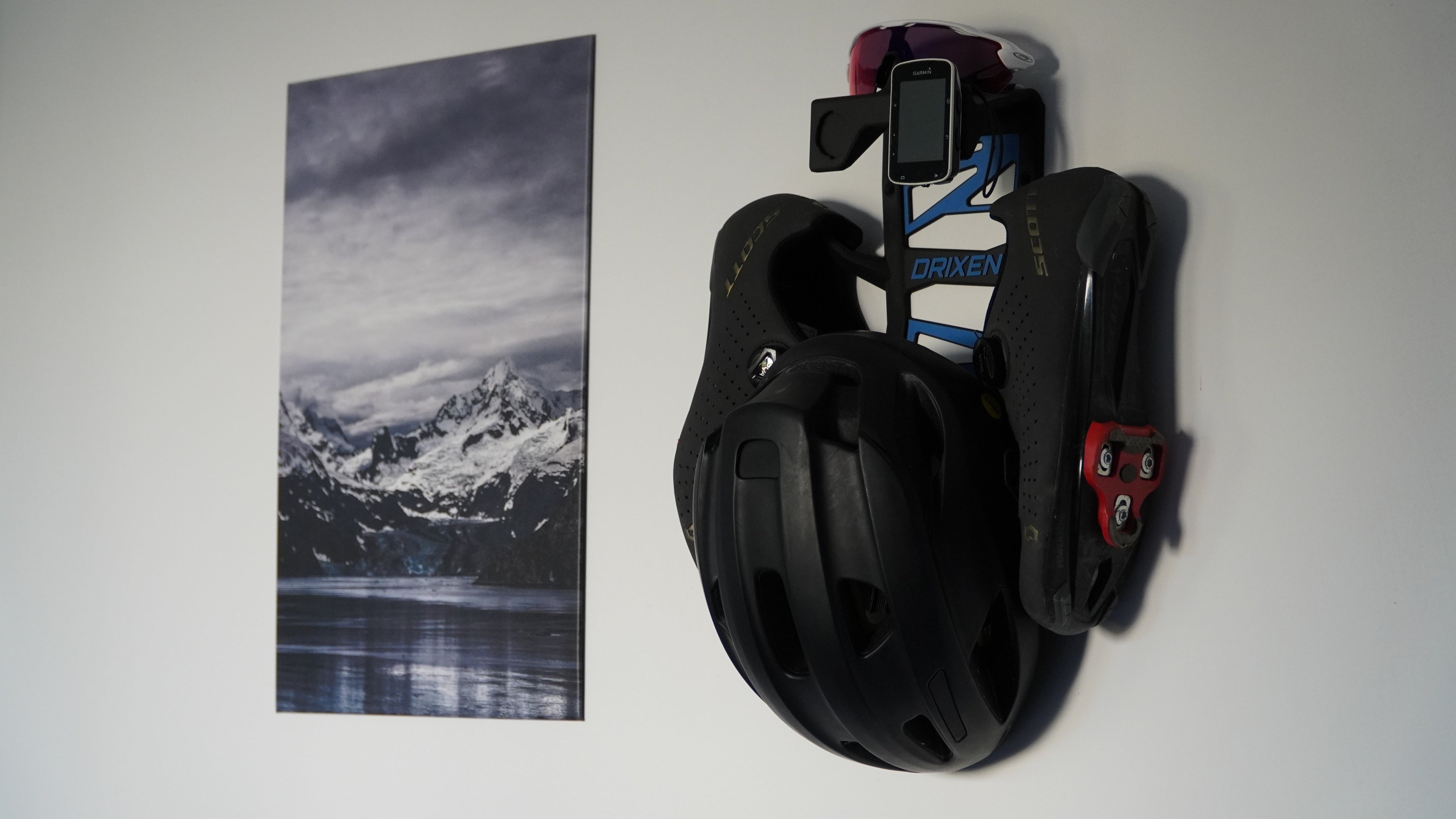 Support pour équipement de vélo (casque, lunettes, chaussures et GPS). Personnalisez la couleur principale, la couleur secondaire et ajoutez le texte de votre choix.